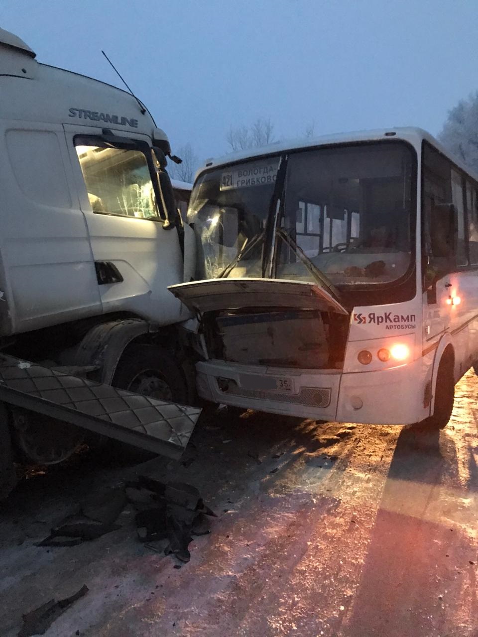 Пассажирский автобус врезался в большегруз в Вологодском районе